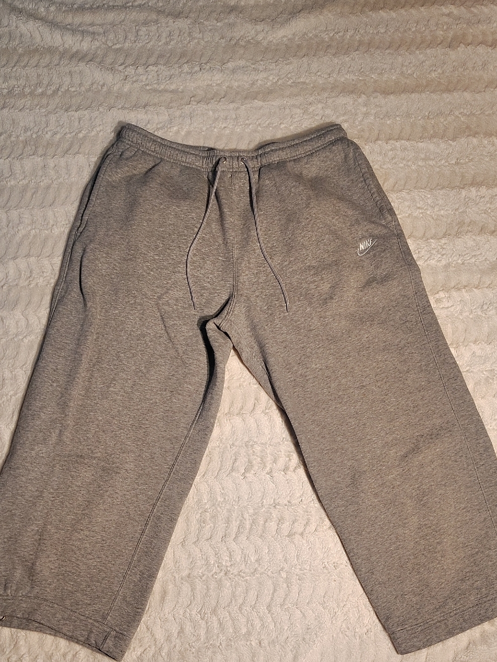 Nike Men's Light Gray Fleece Joggers with Drawstring